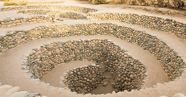 Khám Phá Những Hố Xoắn Ốc Bí Ẩn Trên Sa Mạc Peru