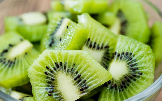 14 lý do nên ăn trái kiwi Kiwi đứng đầu danh sách trái cây chứa kiềm.