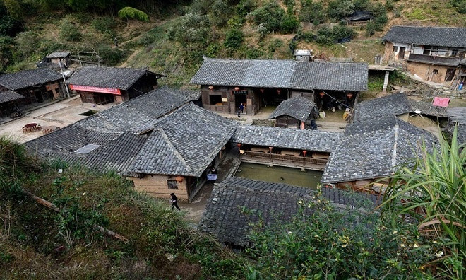 Xung quanh là những khu rừng rậm rạp và không khí trong lành.