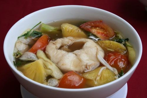 Món canh cá nấu chua hoàn thiện hơn với sự hiện diện của vỏ bứa.