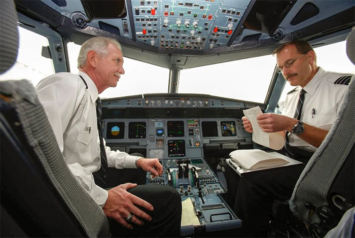 chesley-sullenberger Cơ trưởng Chesley Sullenberger (trái) và cơ phó Jeffrey Skiles (phải)