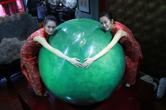 da-minh-chau-khong-lo-1 Viên dạ minh châu với kích thước khổng lồ.