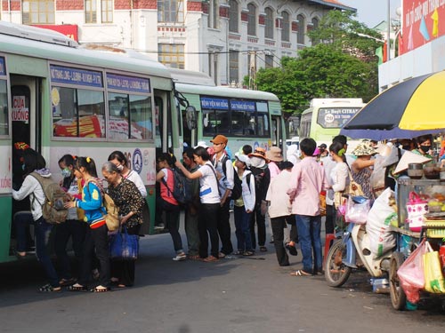 Không nên đi dép tông trong phương tiện công cộng