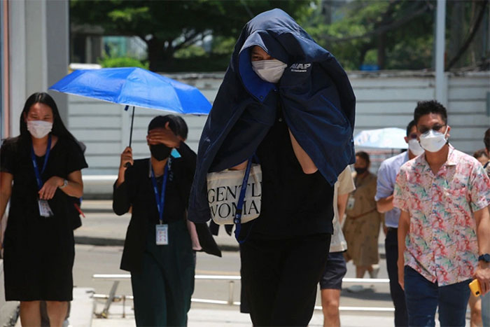 di-bo-duoi-nang-nong Người dân tại Bangkok, Thái Lan đi bộ dưới cái nắng gay gắt hôm 15/4.