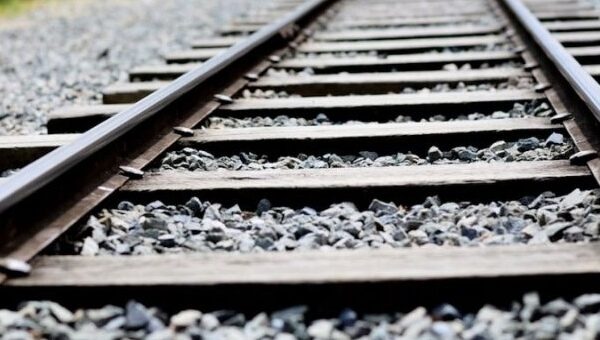 Tại Sao Cần Rải Đá Dưới Đường Ray Tàu Hỏa?