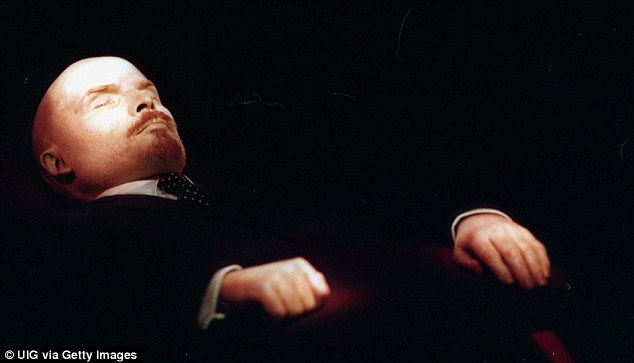 Thi hài Lenin năm 1997. Tại sao thi hài Lenin trông ngày càng tươi tắn hơn?