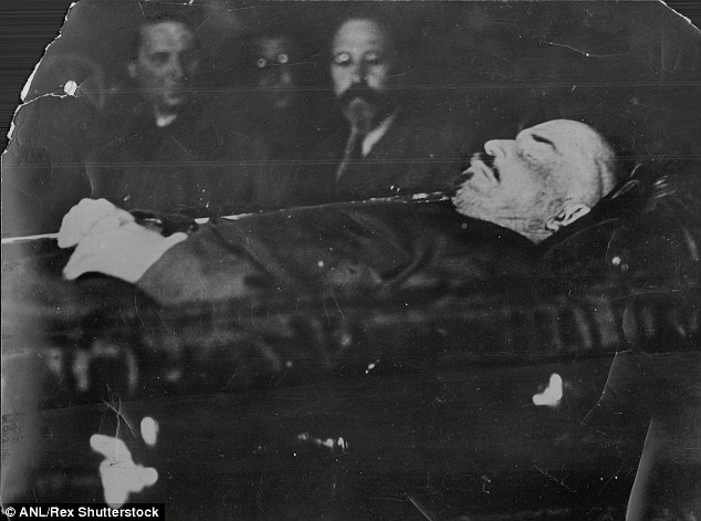 Thi hài của Vladimir Ilyich Lenin được ướp theo chính sách của Stalin khi ông mất Tại sao thi hài Lenin trông ngày càng tươi tắn hơn?