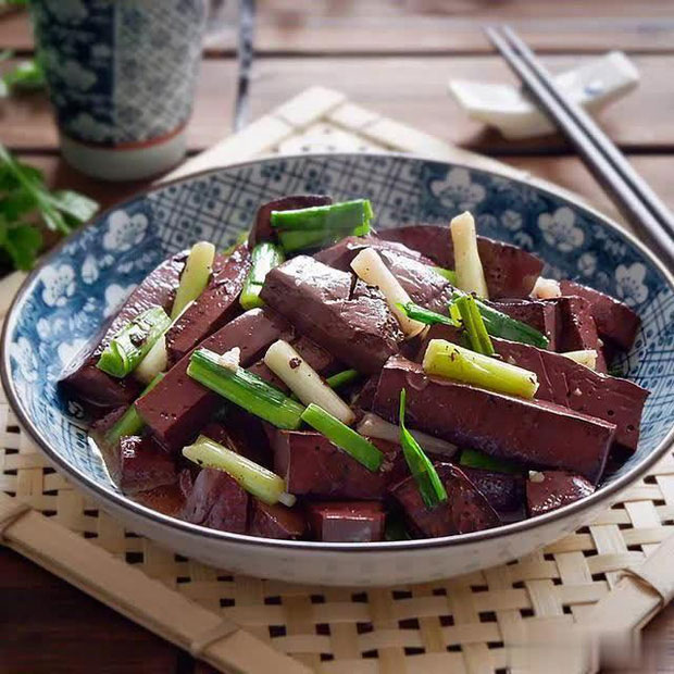 mon-tiet-lon Tiết lợn chính là "máy lọc" giúp cơ thể nhanh chóng thải ra các chất cặn bã độc hại.