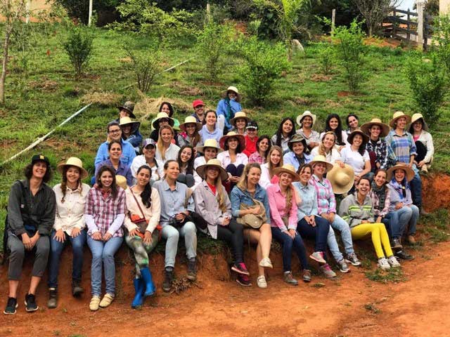 nguoi-dan-thi-tran-noiva-do-cordeiro-3 Thật tuyệt vời khi tất cả phụ nữ cùng làm việc ở đây.