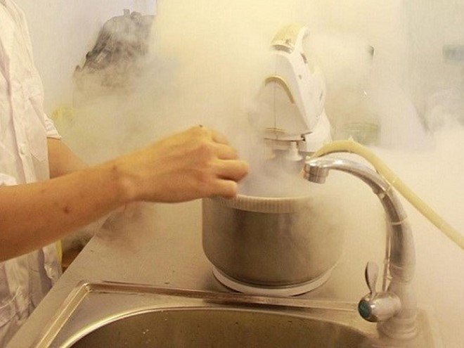 Nitơ lỏng tạo khói cho các món ăn. Nitơ lỏng tạo khói cho các món ăn.