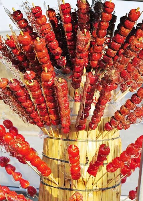 Kẹo hồ lô là thức quà không thể thiếu của Bắc Kinh vào những ngày đông lạnh giá.