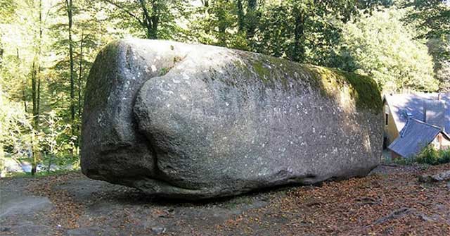 Tảng đá Trembling ở Huelgoat: bí mật cân bằng khiến ai cũng có thể đẩy được