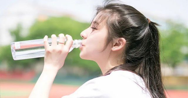 Uống quá nhiều nước: những rủi ro chính và ai cần hạn chế